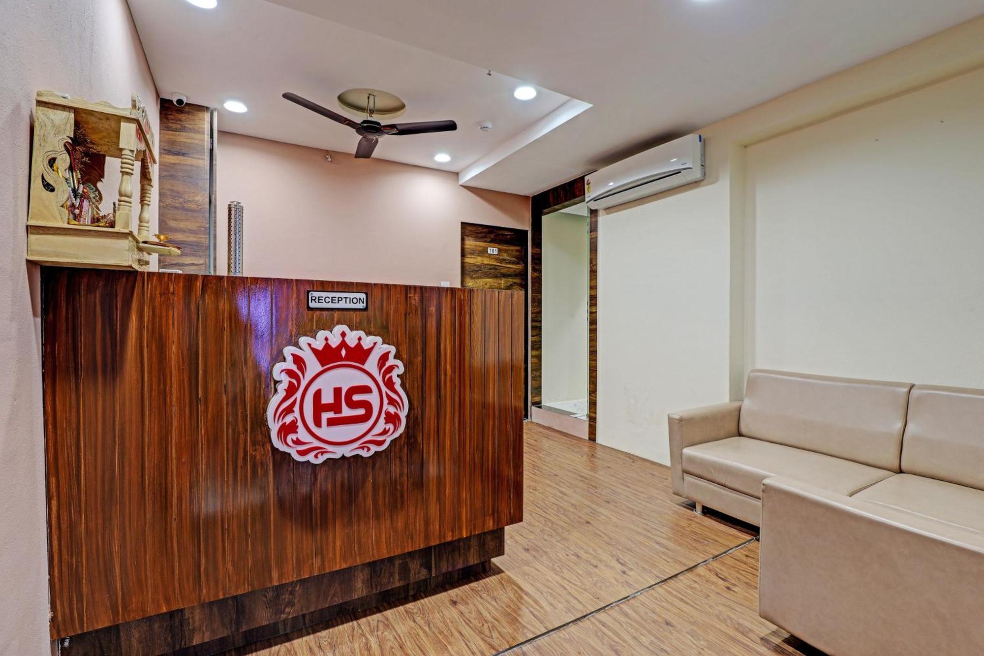 Collection O Hotel Swarg Surat Exterior foto