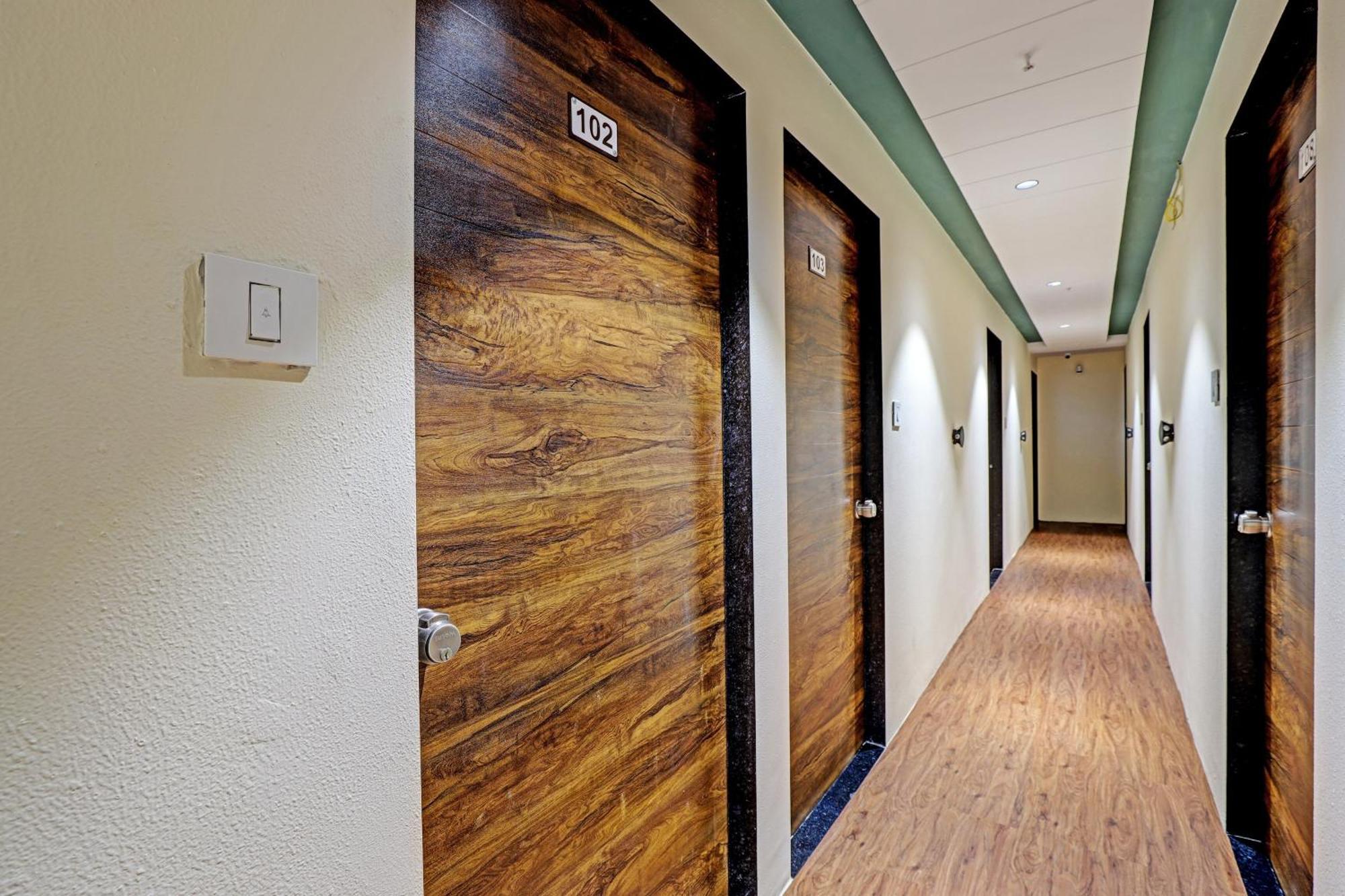 Collection O Hotel Swarg Surat Exterior foto