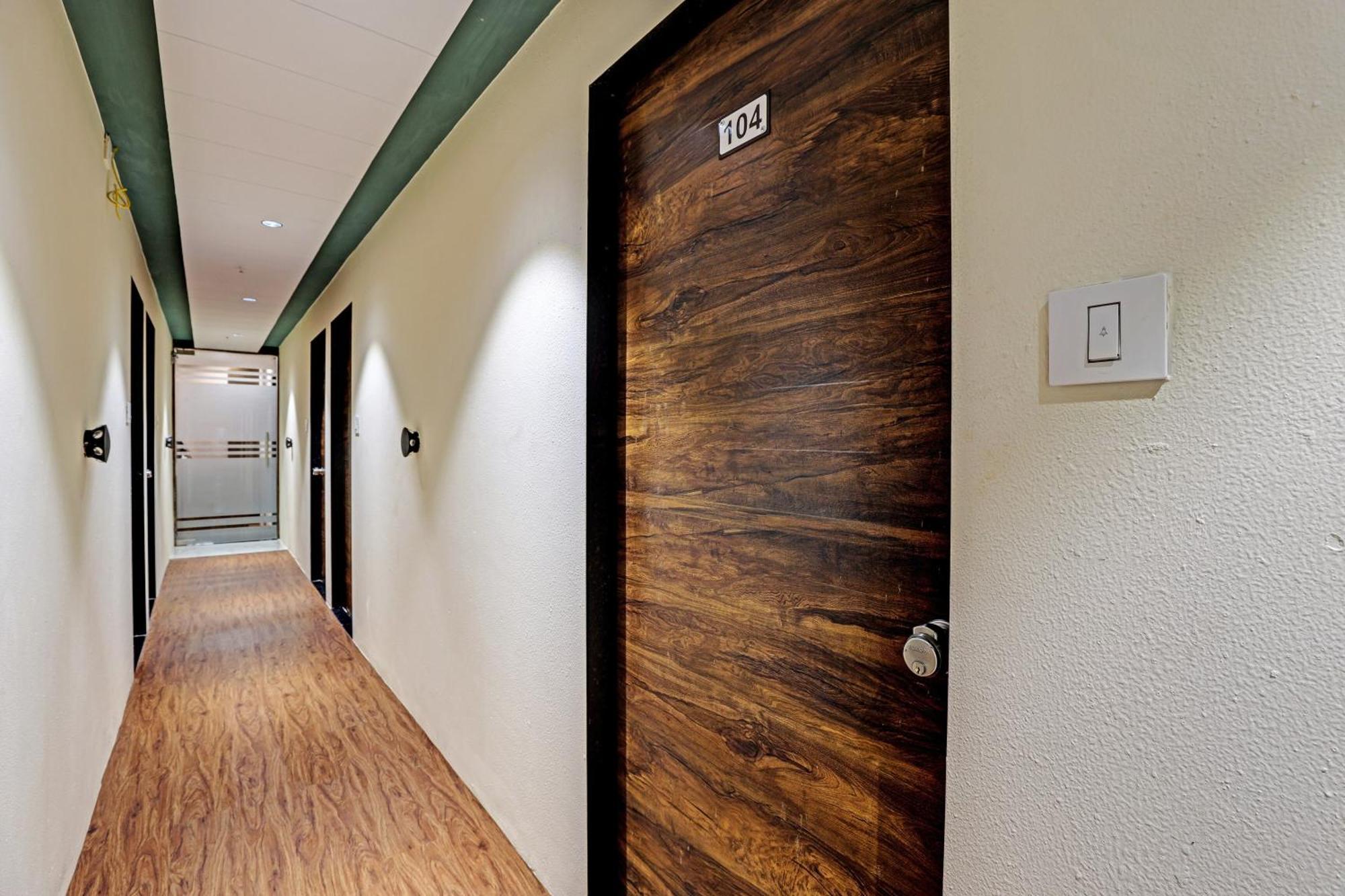 Collection O Hotel Swarg Surat Exterior foto